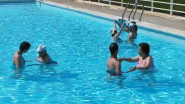 imagen de usuarios y usuarias del SED en la Piscina Municipal, junio 2015