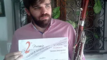 imagen del miguelturreño y músico Javier Vallejo Climent, con el diploma acreditativo del premio, junio 2016