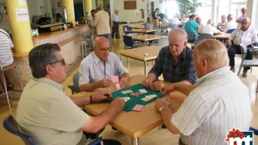 imagen de un torneo de cartas durante la Semana Recreativa y Cultural, julio 2017