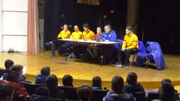 imagen de la inauguración del clínic con concejal y monitores, diciembre 2017, fuente imagen Diego Rodríguez