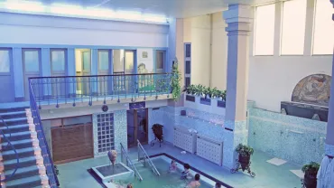 imagen del interior de un balneario termal