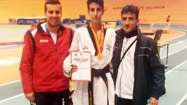 imagen de Mario Pérez, en el centro, durante una competición, octubre 2017