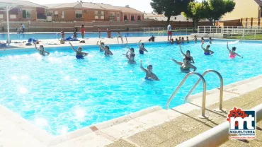 imagen del taller de acuazumba en la Piscina Municipal, agosto de 2015