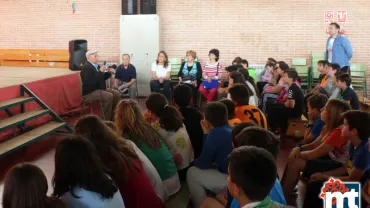 imagen del taller integeneracional en el Clara Campoamor, abril 2017