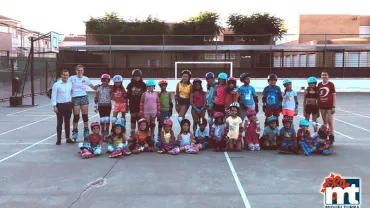 imagen del concejal de deporte junto con las monitoras del curso de patinaje y participantes, julio 2019