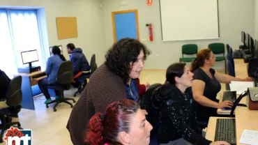 imagen de Carmen Rivas durante la sesión con las alumnas, abril de 2016