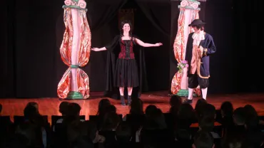imagen representación teatral infantil en inglés en la Casa de la Cultura, abril 2017