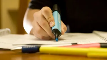 imagen de estudiante subrayando texto, técnicas de estudio