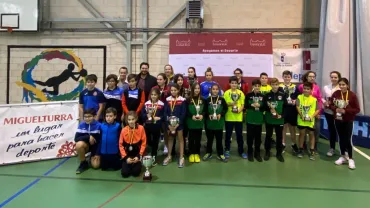 imagen de autoridades y participantes tras el torneo, fuente imagen Club Tenis Mesa Miguelturra, febrero 2020
