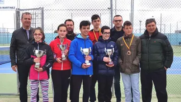 imagen de participantes y organización del campeonato de tenis en Daimiel, marzo 2018, fuente imagen Club de Tenis de Miguelturra