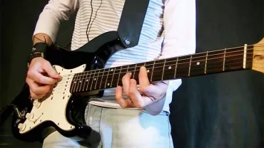 imagen de persona tocando una guitarra eléctrica