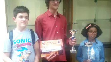 imagen de Jesús, Cristian y Lgalia en el torneo, mayo 2018, fuente imagen Club de Ajedrez de Miguelturra