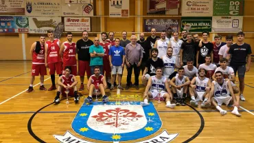 imagen de participantes y autoridades tras el partido, septiembre 2018, fuente imagen CB Miguelturra