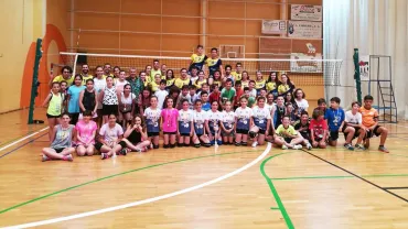 imagen de participantes y organización torneo interescolar voleibol, junio 2017