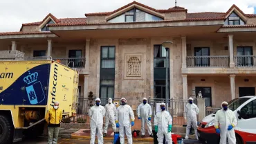 imagen de trabajadores frente la residencia de ancianos de Miguelturra, fuente imagen Geaman, abril 2020