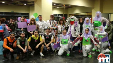 imagen de premiados y autoridades tras la celebración del concurso de trajes reciclados Carnaval 2016