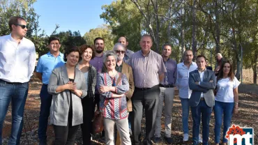imagen grupal de autoridades y personal técnico en el embalse de la Torre de Abraham, octubre 2019