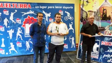 imagen de Julián Céspedes, Ángel Espinosa y Alberto Sánchez (izquierda a derecha) entrega de premios torneo ajedrez