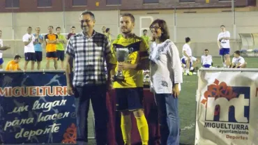 imagen de la entrega de trofeos al ganador del torneo, agosto 2016