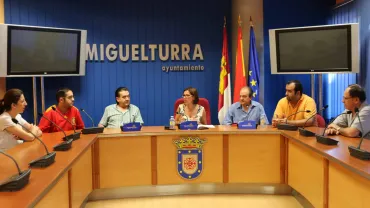 Imagen Vctoria Sobrino con los empresarios locales