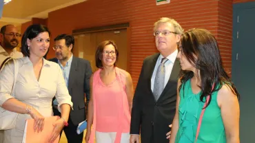 Imagen Victoria Sobrino junto al rector de la UCLM
