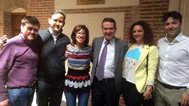 imagen de Victoria Sobrino junto participantes y presidente de la FEMP, abril 2016