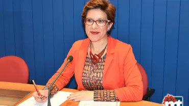 imagen de la alcaldesa de Miguelturra, Victoria Sobrino, dando cuenta de los puntos aprobados, abril 2019