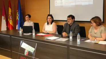 imagen de Victoria Sobrino, izquierda, durante la mesa ponencia, julio 2018