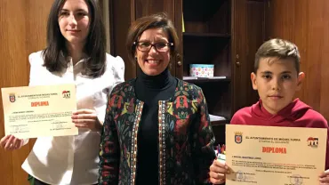 imagen de Gema Monroy Córdoba y Miguel Martínez López junto a la alcaldesa Victoria Sobrino, febrero 2018