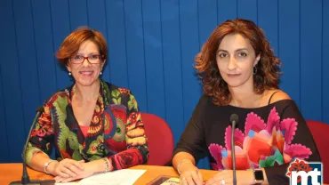 imagen de Victoria Sobrino y Fátima Mondéjar, izquierda a derecha, durante la rueda de prensa, octubre 2017