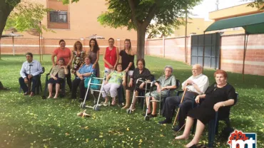 imagen visita del Servicio de Estancias Diurnas a la Piscina Municipal, agosto 2015