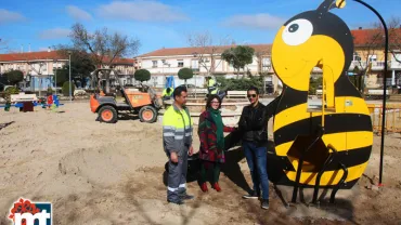 imagen de alcaldesa, concejal y técnico municipal en el parque, marzo 2017