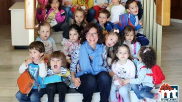 imagen de la alcaldesa Victoria Sobrino con niños y niñas del Colegio Público Benito Pérez Galdós, mayo de 2016