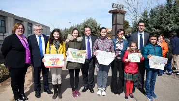 imagen de la visita institucional primera piedra del colegio, fuente imagen JCCM