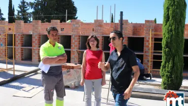 imagen visita de Sobrino y Céspedes a las obras del cementerio, junio 2016