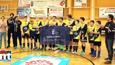 imagen de autoridades, organización y equipo infantil masculino A de voleibol, abril 2018