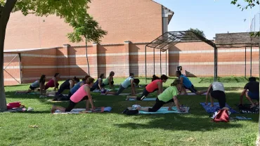 imagen de la actividad yoga en la piscina, Miguelturra, agosto 2019