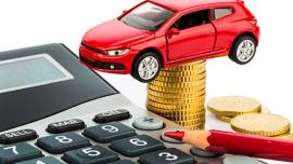 evento imagen de un coche de juguete, calculadora, lápiz y monedas, alusiva al pago de impuestos