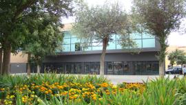 imagen fachada de los jardines del parque Doctor Fleming con el CERE al fondo, Miguelturra