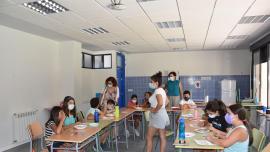 imagen de alcaldesa y concejala en el aula del Campus de Verano 2021, julio