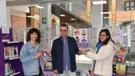 imagen de la donación de libros del centro de la mujer a la biblioteca, Miguelturra 2022