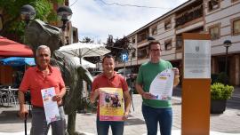 Presentación Carnaval de Verano 2022 frente a escultura