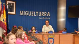 visita alumnado 2 primaria Clara Campoamor al ayuntamiento, Miguelturra abril de 2024