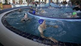 imagen de personas mayores en un balneario