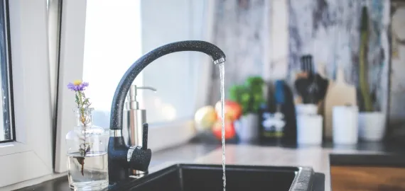 imagen de un grifo de agua en una cocina