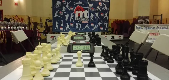 imagen de tableros de ajedrez previo a competición, imagen Club Ajedrez Miguelturra