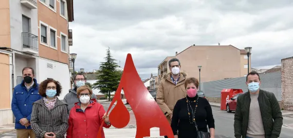 imagen de autoridades durante la inauguración de la escultura, abril de 2021