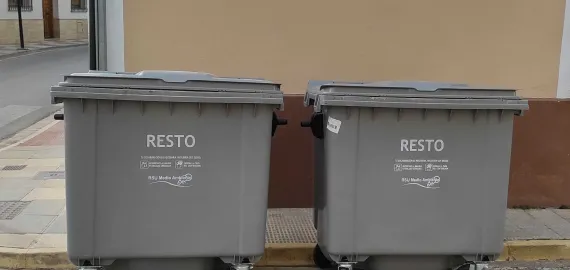 imagen de contenedores de basura cerrados, como debe ser, abril 2021