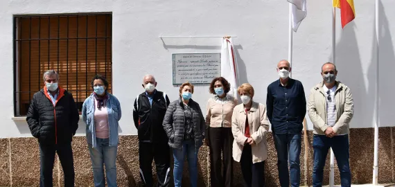 imagen de autoridades y vecinos en el descubrimiento de la placa en Peralvillo, abril 2021