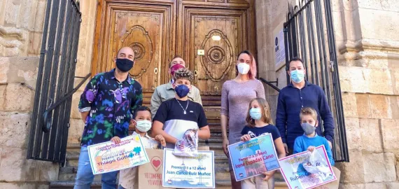 imagen ganadores y organización del concurso frente a las puertas de la ermita, mayo 2021